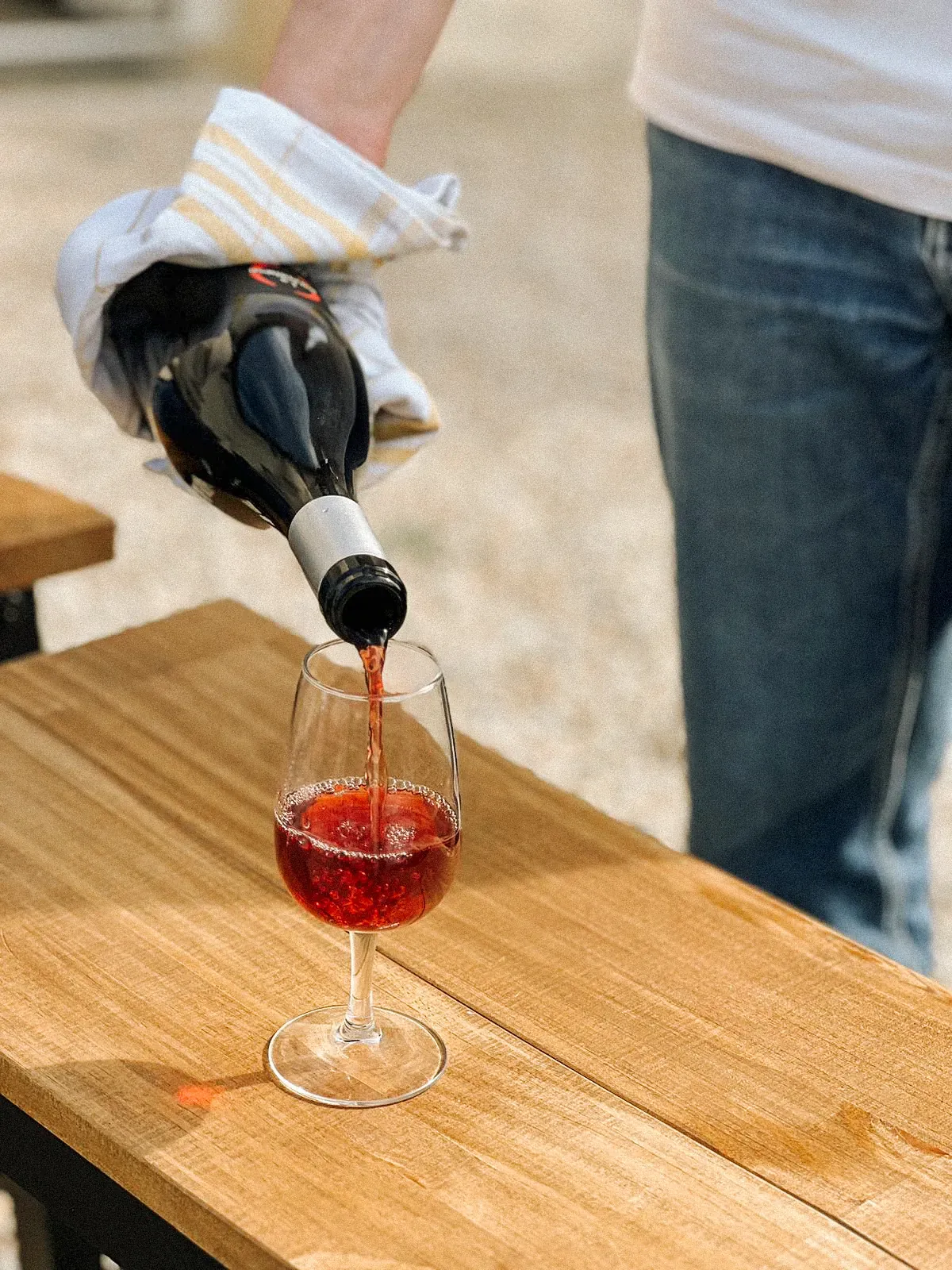 Un verre de vin servi lors d'une dégustation chez Arrosé
