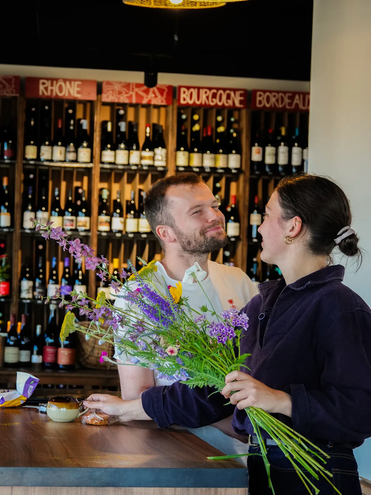 Erell et Tanguy devant la boutique Arrosé